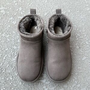 UGG Women's Classic Ultra Mini Boot in Grey Size 6